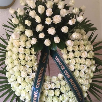 Corona fúnebre superior solo rosas blancas