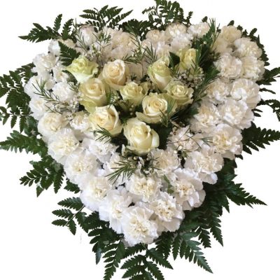 Corazón fúnebre Clavel blanco y centro con rosas