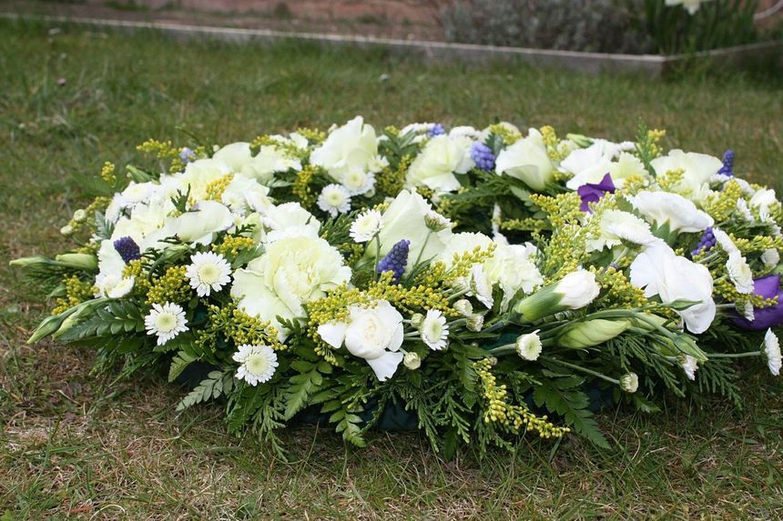 qué flores envío a un funeral civil no religioso